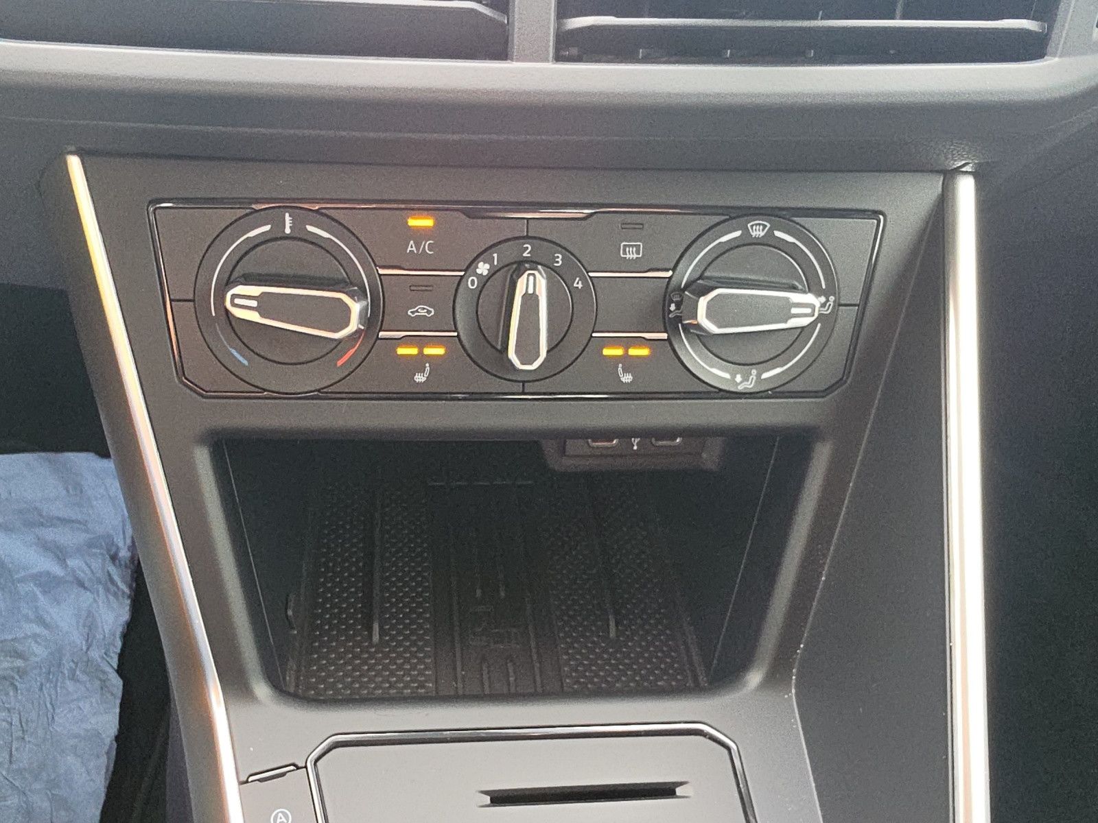 Fahrzeugabbildung Volkswagen Polo VI 1.0 TSI Life NAVI APP CONNECT KAM GJR
