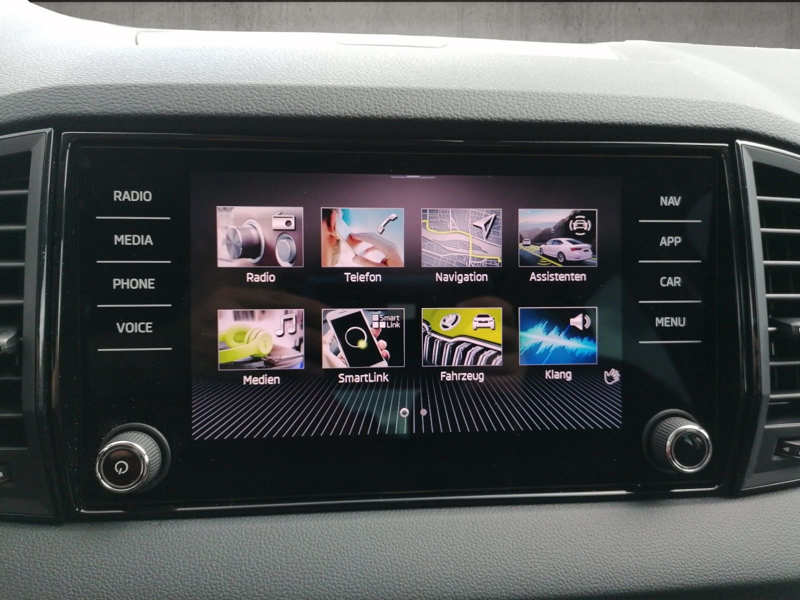 Fahrzeugabbildung SKODA Karoq 1.5 TSI Selection elHK KAM Vorb.AHK Navi