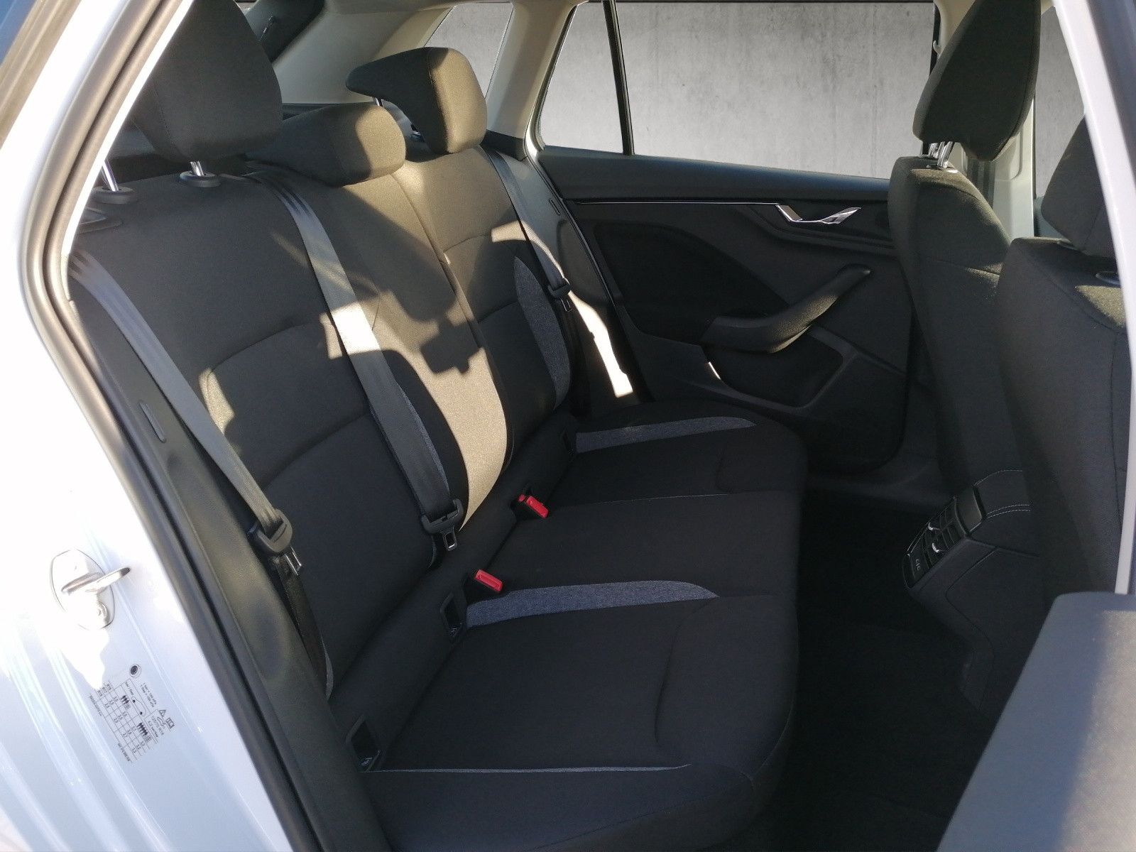 Fahrzeugabbildung SKODA Kamiq 1.0 TSI DSG AHK SmartLink PDC hi SHZ