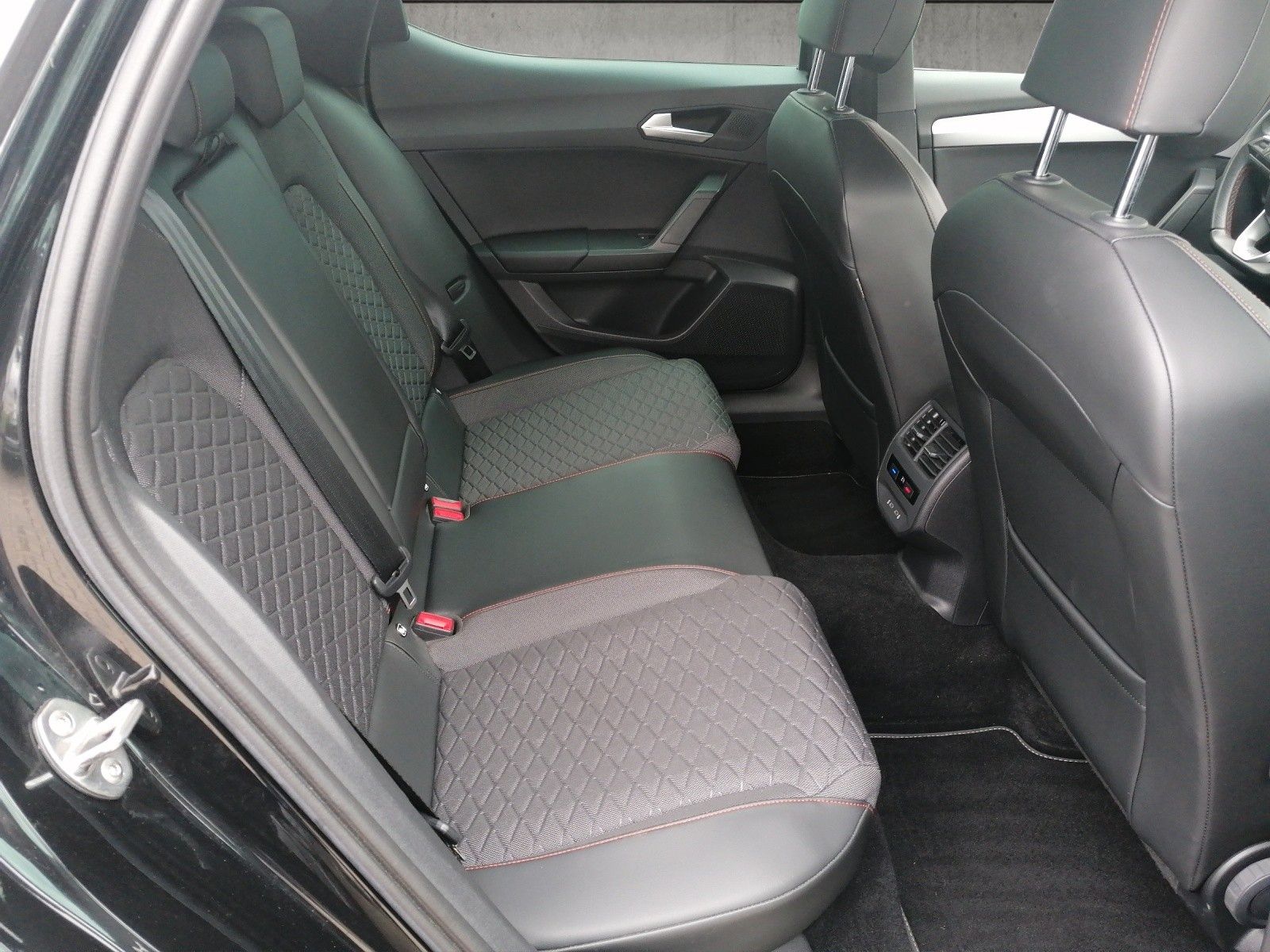 Fahrzeugabbildung SEAT Leon 2.0 TDI FR DSG KESSY FAP L KAM STANDHZG ACC