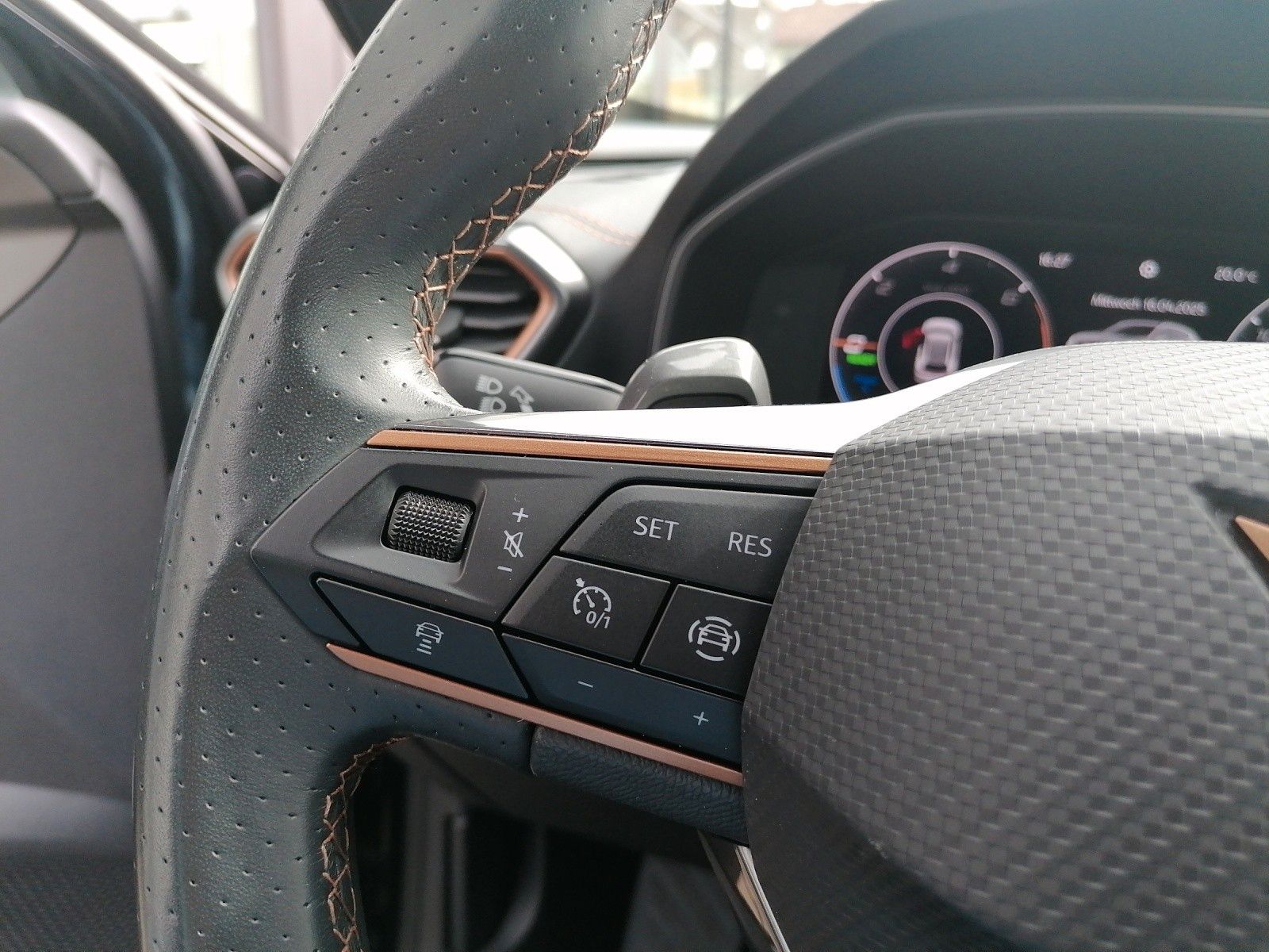 Fahrzeugabbildung CUPRA Formentor 1.4 e-Hybrid DSG AHK SMART AMB elHK