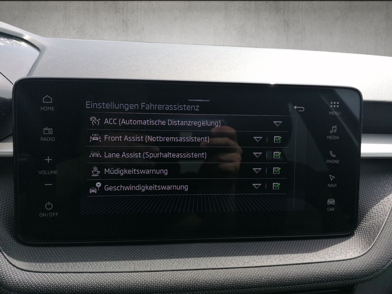 Fahrzeugabbildung SKODA Fabia 1.5 TSI Tour DSG NAVI PDC KAM KESSY ACC