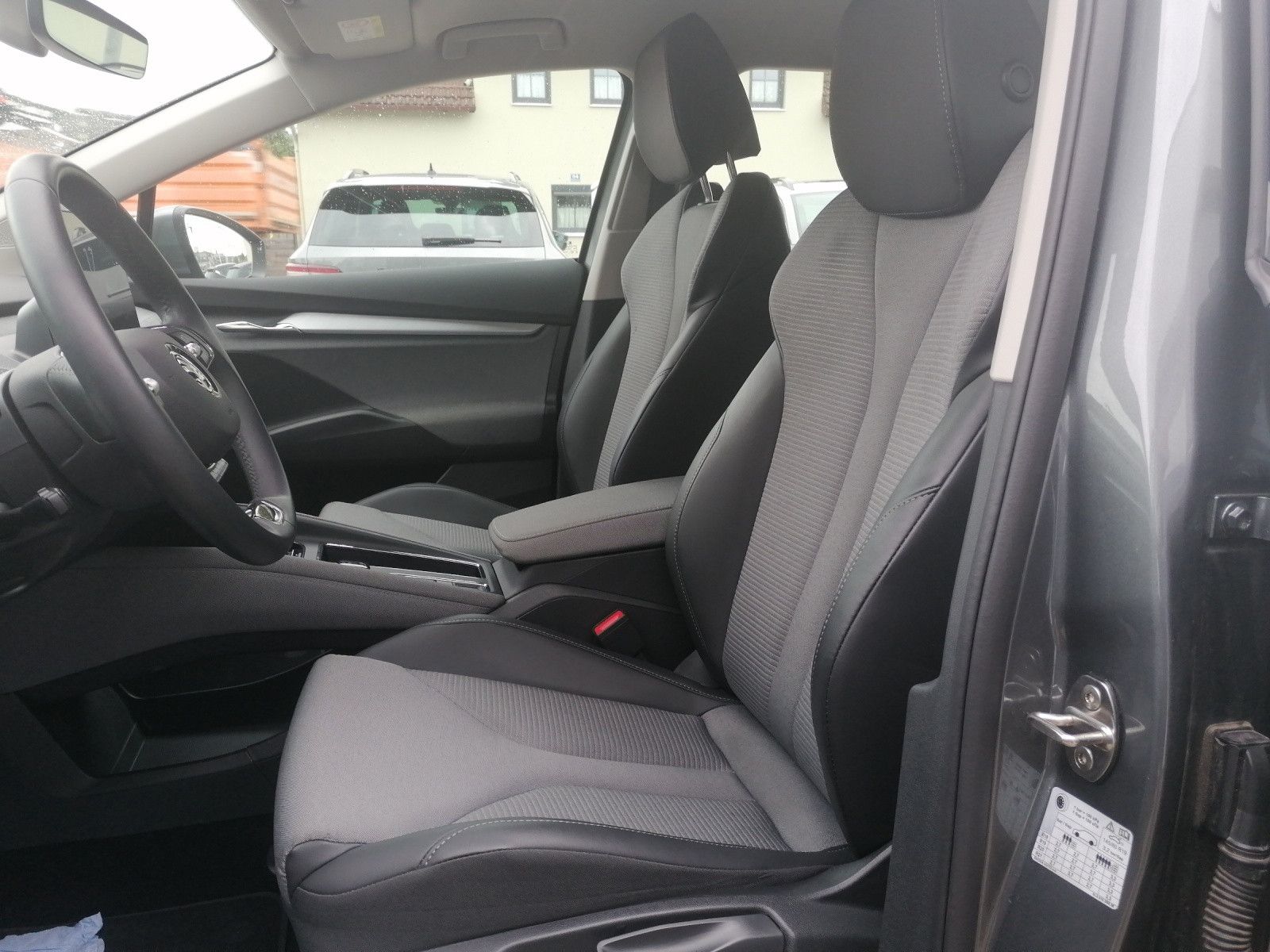 Fahrzeugabbildung SKODA Enyaq 50 Loft NAVI KAM PDC GRA CCS FOD: ACC mögl