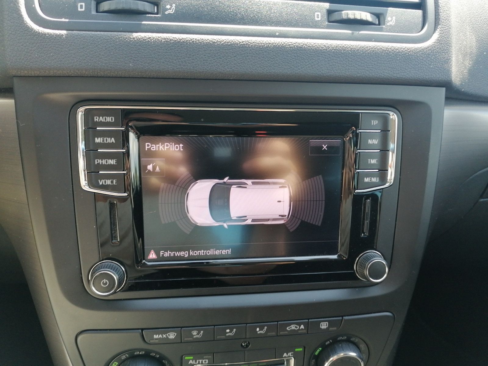 Fahrzeugabbildung SKODA Yeti 1.4 TSI Drive 4x4 Navi Xenon PDC SHZ